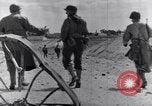 Standbild US Infanteristen marschieren Tunesien Nordafrika, 1943, aus Sekunde 61 historischem Filmmaterial Videoclip 65675030917