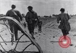 Standbild US Infanteristen marschieren Tunesien Nordafrika, 1943, aus Sekunde 62 historischem Filmmaterial Videoclip 65675030917