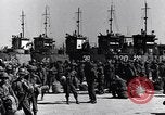 Standbild Laden LCI Landing Crafts Infanterie Paestum Italien, 1943, aus Sekunde 14 historischem Filmmaterial Videoclip 65675030920