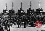 Standbild Laden LCI Landing Crafts Infanterie Paestum Italien, 1943, aus Sekunde 15 historischem Filmmaterial Videoclip 65675030920