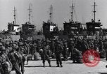 Standbild Laden LCI Landing Crafts Infanterie Paestum Italien, 1943, aus Sekunde 16 historischem Filmmaterial Videoclip 65675030920