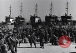 Standbild Laden LCI Landing Crafts Infanterie Paestum Italien, 1943, aus Sekunde 17 historischem Filmmaterial Videoclip 65675030920
