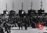 Standbild Laden LCI Landing Crafts Infanterie Paestum Italien, 1943, aus Sekunde 18 historischem Filmmaterial Videoclip 65675030920