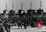 Standbild Laden LCI Landing Crafts Infanterie Paestum Italien, 1943, aus Sekunde 19 historischem Filmmaterial Videoclip 65675030920