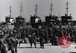 Standbild Laden LCI Landing Crafts Infanterie Paestum Italien, 1943, aus Sekunde 20 historischem Filmmaterial Videoclip 65675030920