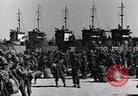 Standbild Laden LCI Landing Crafts Infanterie Paestum Italien, 1943, aus Sekunde 21 historischem Filmmaterial Videoclip 65675030920