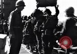 Standbild Laden LCI Landing Crafts Infanterie Paestum Italien, 1943, aus Sekunde 29 historischem Filmmaterial Videoclip 65675030920