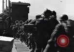 Standbild Laden LCI Landing Crafts Infanterie Paestum Italien, 1943, aus Sekunde 35 historischem Filmmaterial Videoclip 65675030920
