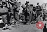 Standbild Laden LCI Landing Crafts Infanterie Paestum Italien, 1943, aus Sekunde 50 historischem Filmmaterial Videoclip 65675030920