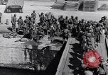 Standbild Laden LCI Landing Crafts Infanterie Paestum Italien, 1943, aus Sekunde 58 historischem Filmmaterial Videoclip 65675030920