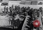 Standbild Laden LCI Landing Crafts Infanterie Paestum Italien, 1943, aus Sekunde 60 historischem Filmmaterial Videoclip 65675030920