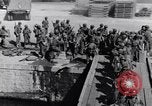 Standbild Laden LCI Landing Crafts Infanterie Paestum Italien, 1943, aus Sekunde 61 historischem Filmmaterial Videoclip 65675030920