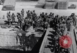 Standbild Laden LCI Landing Crafts Infanterie Paestum Italien, 1943, aus Sekunde 62 historischem Filmmaterial Videoclip 65675030920