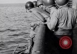 Standbild älteren italienischen zivilen auf US-Zerstörer Salerno Italien, 1943, aus Sekunde 8 historischem Filmmaterial Videoclip 65675030927