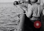 Standbild älteren italienischen zivilen auf US-Zerstörer Salerno Italien, 1943, aus Sekunde 9 historischem Filmmaterial Videoclip 65675030927