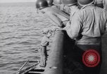 Standbild älteren italienischen zivilen auf US-Zerstörer Salerno Italien, 1943, aus Sekunde 10 historischem Filmmaterial Videoclip 65675030927