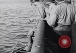 Standbild älteren italienischen zivilen auf US-Zerstörer Salerno Italien, 1943, aus Sekunde 11 historischem Filmmaterial Videoclip 65675030927