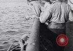 Standbild älteren italienischen zivilen auf US-Zerstörer Salerno Italien, 1943, aus Sekunde 13 historischem Filmmaterial Videoclip 65675030927