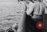 Standbild älteren italienischen zivilen auf US-Zerstörer Salerno Italien, 1943, aus Sekunde 14 historischem Filmmaterial Videoclip 65675030927
