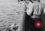 Standbild älteren italienischen zivilen auf US-Zerstörer Salerno Italien, 1943, aus Sekunde 15 historischem Filmmaterial Videoclip 65675030927
