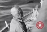 Standbild älteren italienischen zivilen auf US-Zerstörer Salerno Italien, 1943, aus Sekunde 16 historischem Filmmaterial Videoclip 65675030927