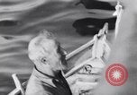 Standbild älteren italienischen zivilen auf US-Zerstörer Salerno Italien, 1943, aus Sekunde 17 historischem Filmmaterial Videoclip 65675030927