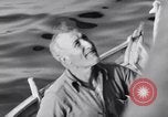 Standbild älteren italienischen zivilen auf US-Zerstörer Salerno Italien, 1943, aus Sekunde 18 historischem Filmmaterial Videoclip 65675030927