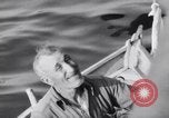 Standbild älteren italienischen zivilen auf US-Zerstörer Salerno Italien, 1943, aus Sekunde 19 historischem Filmmaterial Videoclip 65675030927