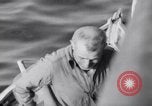 Standbild älteren italienischen zivilen auf US-Zerstörer Salerno Italien, 1943, aus Sekunde 20 historischem Filmmaterial Videoclip 65675030927