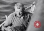 Standbild älteren italienischen zivilen auf US-Zerstörer Salerno Italien, 1943, aus Sekunde 21 historischem Filmmaterial Videoclip 65675030927