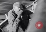 Standbild älteren italienischen zivilen auf US-Zerstörer Salerno Italien, 1943, aus Sekunde 22 historischem Filmmaterial Videoclip 65675030927