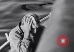 Standbild älteren italienischen zivilen auf US-Zerstörer Salerno Italien, 1943, aus Sekunde 23 historischem Filmmaterial Videoclip 65675030927