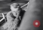 Standbild älteren italienischen zivilen auf US-Zerstörer Salerno Italien, 1943, aus Sekunde 25 historischem Filmmaterial Videoclip 65675030927