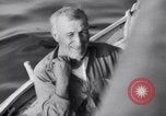 Standbild älteren italienischen zivilen auf US-Zerstörer Salerno Italien, 1943, aus Sekunde 27 historischem Filmmaterial Videoclip 65675030927