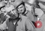 Standbild älteren italienischen zivilen auf US-Zerstörer Salerno Italien, 1943, aus Sekunde 30 historischem Filmmaterial Videoclip 65675030927