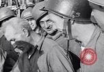 Standbild älteren italienischen zivilen auf US-Zerstörer Salerno Italien, 1943, aus Sekunde 31 historischem Filmmaterial Videoclip 65675030927