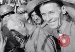 Standbild älteren italienischen zivilen auf US-Zerstörer Salerno Italien, 1943, aus Sekunde 32 historischem Filmmaterial Videoclip 65675030927
