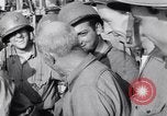 Standbild älteren italienischen zivilen auf US-Zerstörer Salerno Italien, 1943, aus Sekunde 33 historischem Filmmaterial Videoclip 65675030927