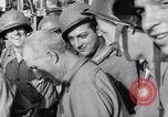 Standbild älteren italienischen zivilen auf US-Zerstörer Salerno Italien, 1943, aus Sekunde 34 historischem Filmmaterial Videoclip 65675030927