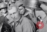 Standbild älteren italienischen zivilen auf US-Zerstörer Salerno Italien, 1943, aus Sekunde 35 historischem Filmmaterial Videoclip 65675030927