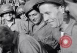 Standbild älteren italienischen zivilen auf US-Zerstörer Salerno Italien, 1943, aus Sekunde 36 historischem Filmmaterial Videoclip 65675030927