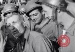 Standbild älteren italienischen zivilen auf US-Zerstörer Salerno Italien, 1943, aus Sekunde 37 historischem Filmmaterial Videoclip 65675030927