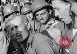 Standbild älteren italienischen zivilen auf US-Zerstörer Salerno Italien, 1943, aus Sekunde 38 historischem Filmmaterial Videoclip 65675030927