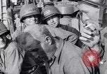 Standbild älteren italienischen zivilen auf US-Zerstörer Salerno Italien, 1943, aus Sekunde 39 historischem Filmmaterial Videoclip 65675030927