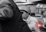 Standbild älteren italienischen zivilen auf US-Zerstörer Salerno Italien, 1943, aus Sekunde 40 historischem Filmmaterial Videoclip 65675030927