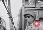 Standbild älteren italienischen zivilen auf US-Zerstörer Salerno Italien, 1943, aus Sekunde 45 historischem Filmmaterial Videoclip 65675030927