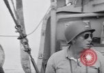 Standbild älteren italienischen zivilen auf US-Zerstörer Salerno Italien, 1943, aus Sekunde 46 historischem Filmmaterial Videoclip 65675030927