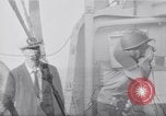 Standbild älteren italienischen zivilen auf US-Zerstörer Salerno Italien, 1943, aus Sekunde 47 historischem Filmmaterial Videoclip 65675030927