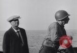 Standbild älteren italienischen zivilen auf US-Zerstörer Salerno Italien, 1943, aus Sekunde 48 historischem Filmmaterial Videoclip 65675030927