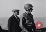 Standbild älteren italienischen zivilen auf US-Zerstörer Salerno Italien, 1943, aus Sekunde 49 historischem Filmmaterial Videoclip 65675030927